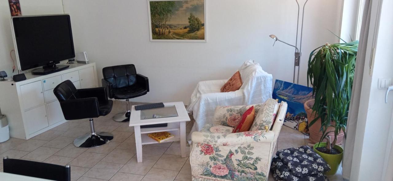 Grosses Zimmer Bad Kueche Wohnzimmer Terasse Garten Zentral Ruhig Landsberg am Lech Exterior foto